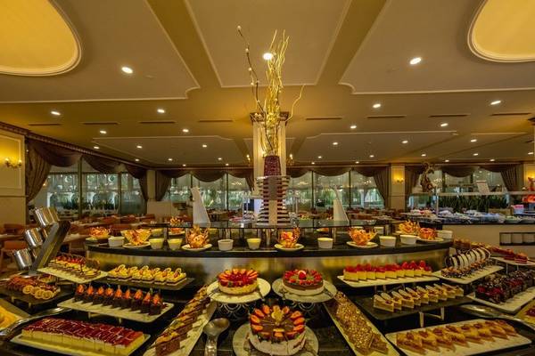 Ein Buffet mit einer Vielzahl von Desserts im Ducale Lara Hotel.