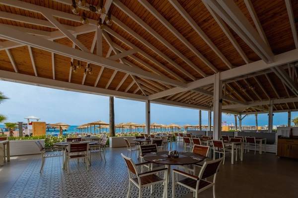 Innenbereich der Terrasse des Ducale Lara Hotels mit Blick auf den Strand