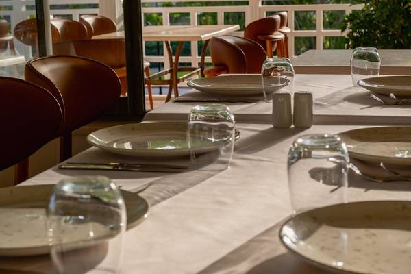 Eingerichteter Tisch im Ducale Lara Restaurant mit Gläsern, Tellern und Besteck.
