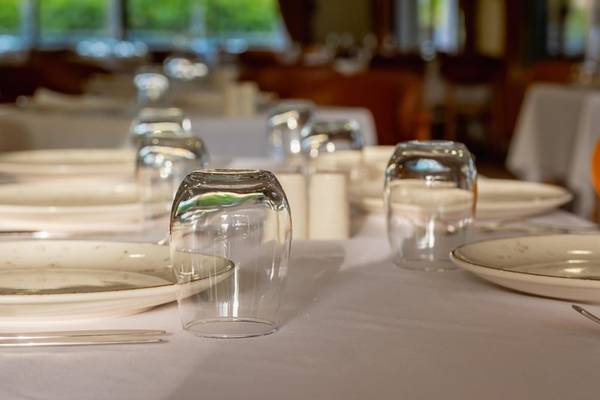 Speisesaal des Ducale Lara Hotels mit gedeckten Tischen und Gläsern