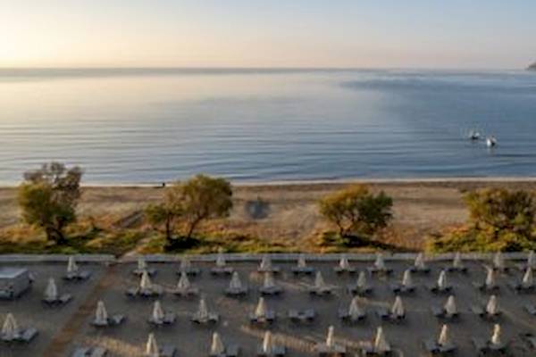 Luftaufnahme des Domes Aulus Zante Hotels mit Blick auf den Strand und das Meer
