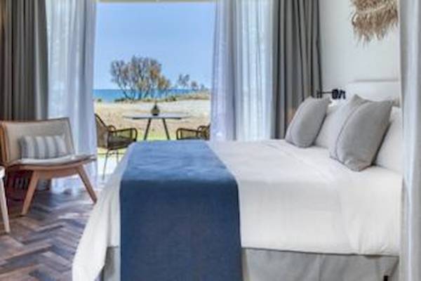Zimmer im Domes Aulus Zante mit Blick auf das Meer und eine Terrasse davor.