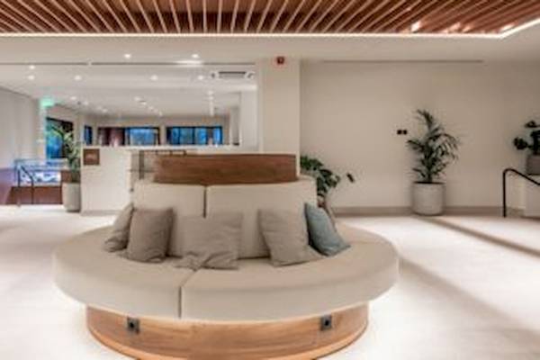 Empfangsbereich des Domes Aulus Zante Hotels mit runder Couch und Pflanzen