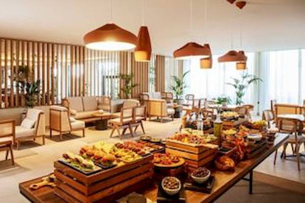 Buffet im Domes Aulus Zante Restaurant mit verschiedenen Gerichten und Holzmöbeln.
