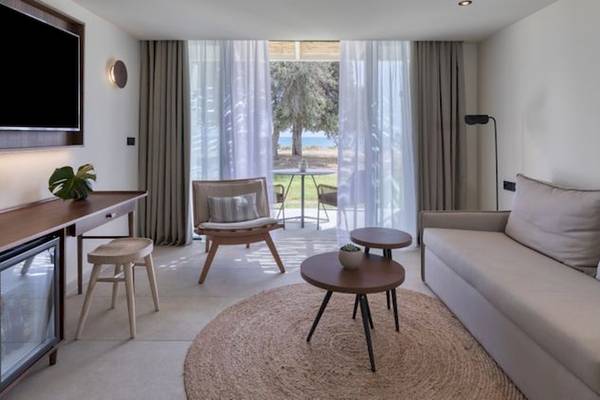 Wohnbereich des Domes Aulus Zante Hotels mit moderner Einrichtung und Meerblick.