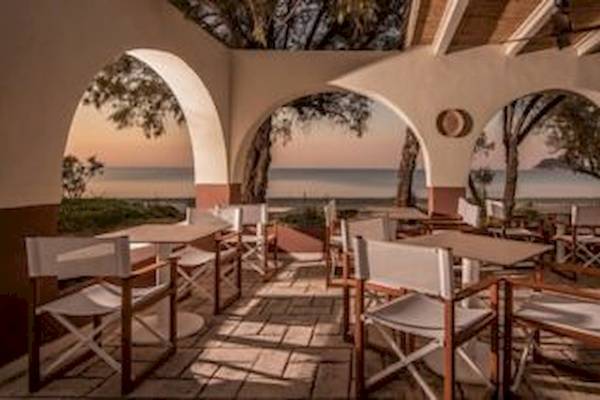 Außenterrasse des Domes Aulus Zante Hotels mit Tischen und Stühlen, Blick auf das Meer.
