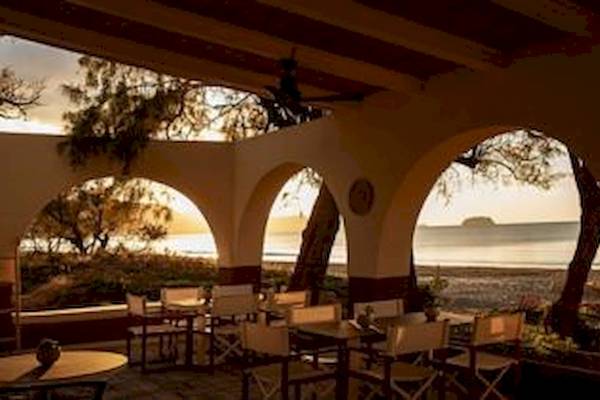 Terrasse des Domes Aulus Zante Hotels mit Blick auf das Meer.