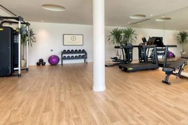Fitnessraum im Domes Aulus Zante Hotel mit diversen Trainingsgeräten und Pflanzen.
