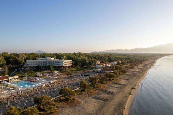 Luftaufnahme des Domes Aulus Zante Hotels mit Pool und Strand.