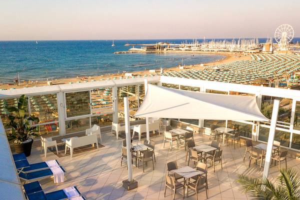 Luftaufnahme der Terrasse des Baia Imperiale Hotels mit Blick auf das Meer und den Strand