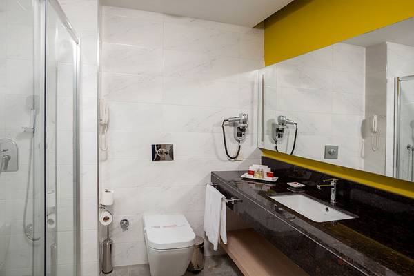 Badezimmer im Belek Beach Resort Hotel mit Dusche, Toilette und Waschbecken.