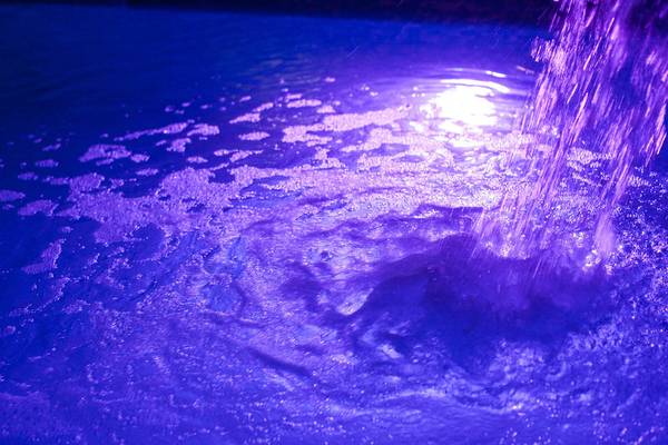 Wasserfall im Pool des Baia Imperiale Hotels bei Nacht mit blauer Beleuchtung