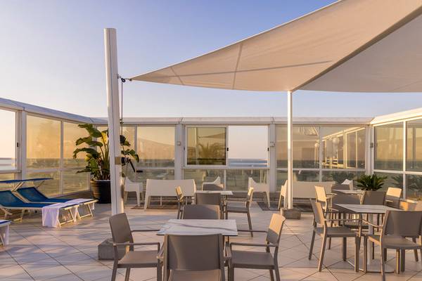 Terrasse des Baia Imperiale Hotels mit Tischen, Stühlen und Pflanzen