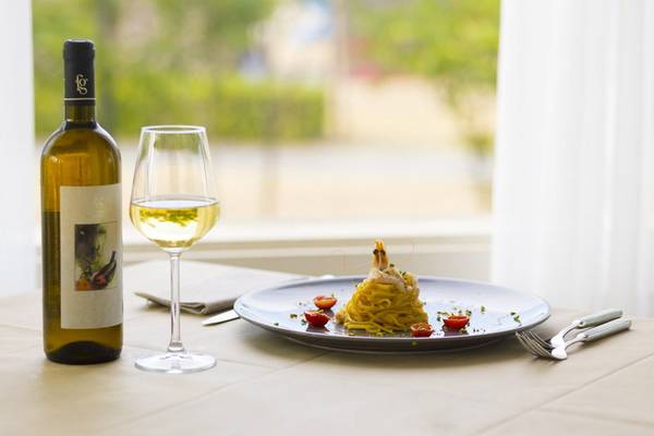 Baia Imperiale Hotel Tisch mit Gericht und Wein