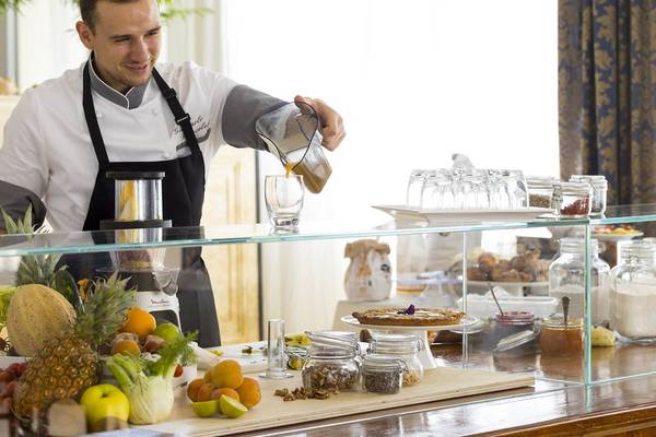 Frühlingsfrühstücksbuffet im Baia Imperiale Hotel mit verschiedenen Obst- und Gemüsesorten.