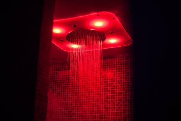 Rot beleuchtete Dusche im Baia Imperiale Hotel