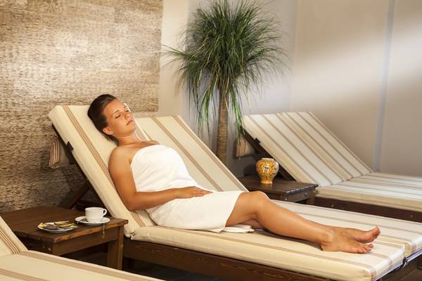Frau im Wellnessbereich des Belek Beach Resort Hotel ruht auf einer Liege
