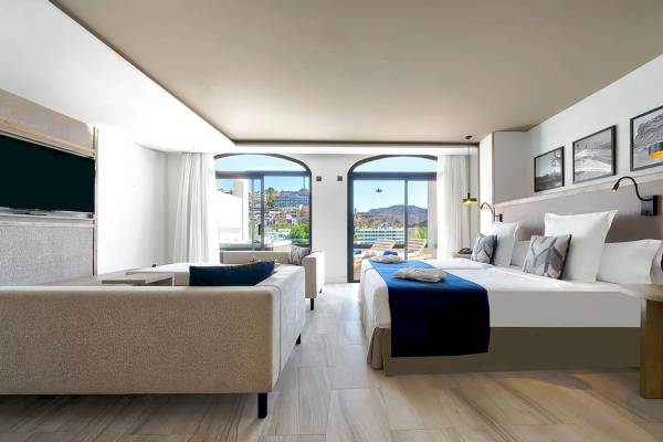 Hotelzimmer im H10 Costa Mogan mit Blick auf die Berge und Terrasse
