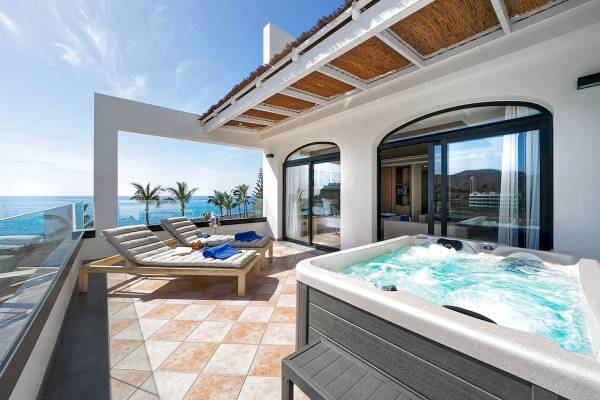 H10 Costa Mogan Balkon mit Whirlpool und Meerblick