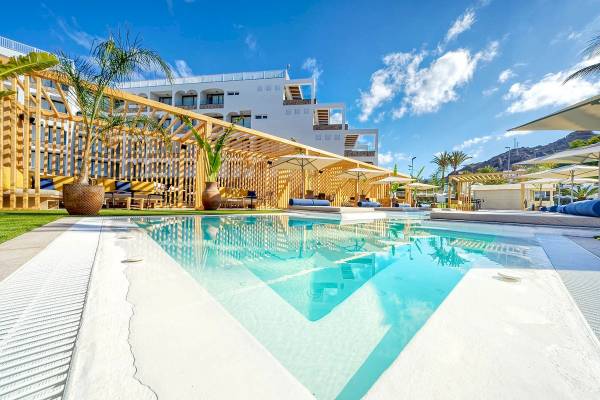 Außenpool des H10 Costa Mogan Hotels mit Loungebereich und Sonnenschirmen