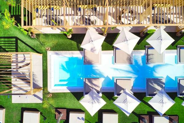 Obersicht des Swimmingpools und der Sonnenliegen im H10 Costa Mogan Hotel.