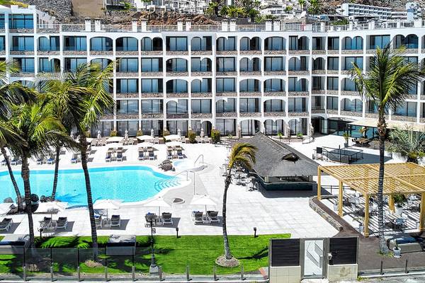 Luftaufnahme des H10 Costa Mogan Hotels mit Swimmingpool und Liegebereichen.