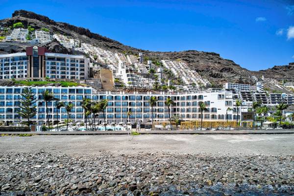 H10 Costa Mogan Hotel am Strand vorne Gebäude