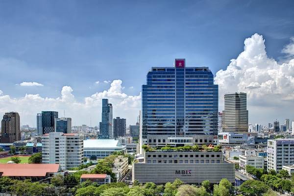 Luftaufnahme der Pathumwan Princess Hotel Stadtlandschaft mit vielen Hochhäusern und Bäumen.