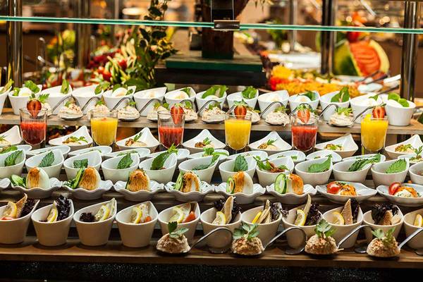 Buffet im Belek Beach Resort Hotel mit verschiedenen Vorspeisen und Getränken.