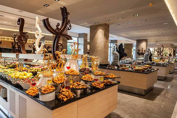 Buffet im Belek Beach Resort Hotel mit verschiedenen Gerichten und Dekor.