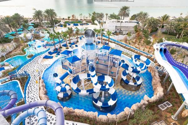 Aussicht auf den Wasserpark des W Dubai - Mina Seyahi mit Rutschen und Pools.
