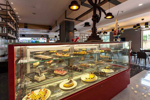 Dessertdisplay im Belek Beach Resort Hotel mit verschiedenen Kuchen und Torten.