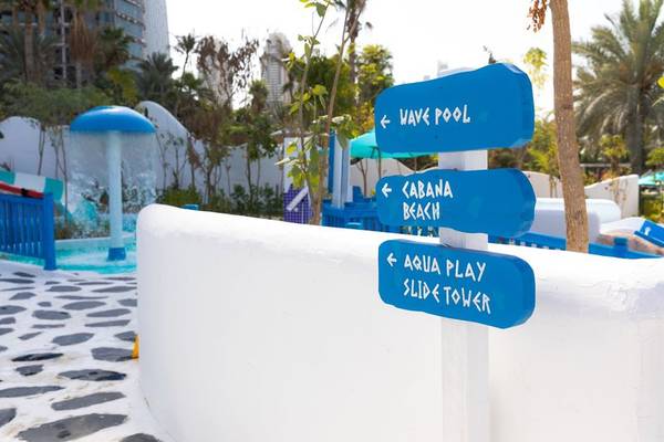 Beschilderung im Poolbereich des W Dubai - Mina Seyahi Hotels
