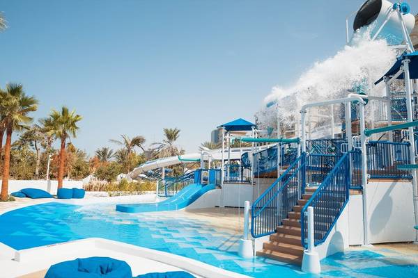 Wasserpark im W Dubai - Mina Seyahi Hotel mit Rutschen und Wasserspielstationen