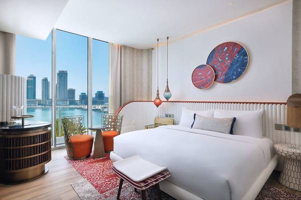 Schlafzimmer im W Dubai - Mina Seyahi Hotel mit Blick auf die Stadt
