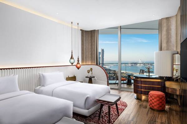 Hotelzimmer im W Dubai - Mina Seyahi mit Blick auf die Skyline und den Ozean.