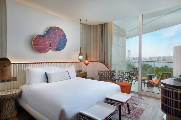 Ein Zimmer im W Dubai - Mina Seyahi Hotel mit Blick auf die Stadt.
