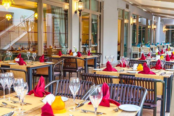 Innenansicht des Restaurants des Belek Beach Resort Hotels mit gedeckten Tischen und Stühlen.