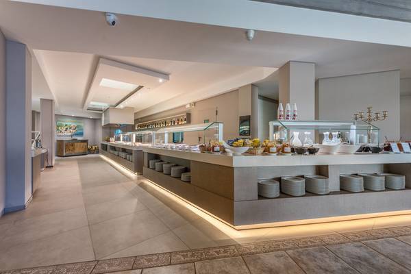 Frühstücksbuffet im Acacia Marina Hotel mit vielen Tellern und Gerichten.