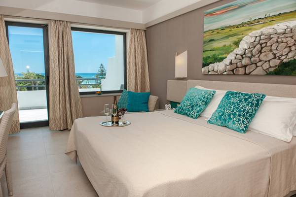 Zimmer im Acacia Marina Hotel mit Meerblick, Bett, Fenster und Dekor.