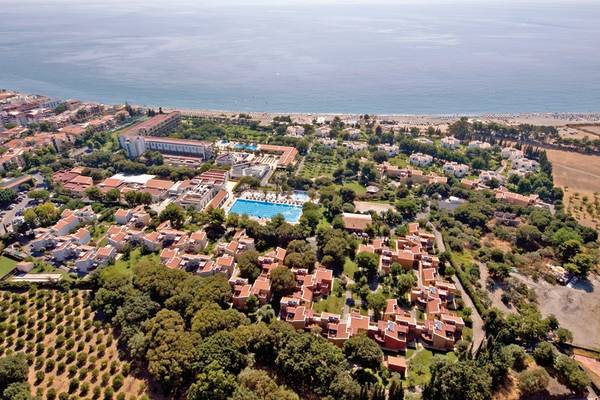 Luftaufnahme des UNAHOTELS Naxos Beach Sicilia mit Pool und Meerblick