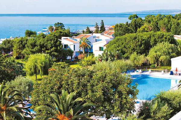 Luftaufnahme des UNAHOTELS Naxos Beach Sicilia mit Blick auf das Meer und den Pool.