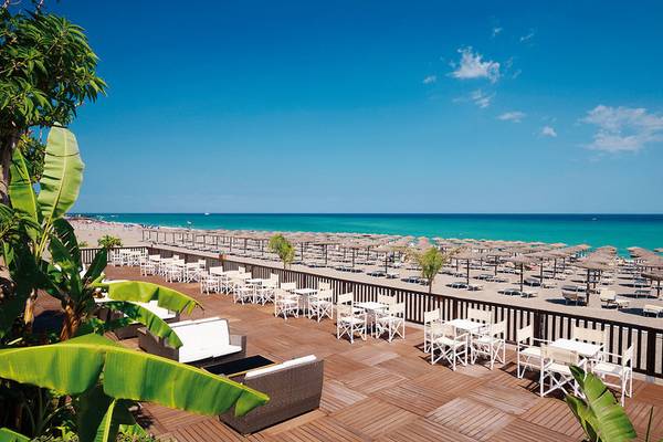 UNAHOTELS Naxos Beach Sicilia Terrasse mit Blick auf den Strand und das Meer