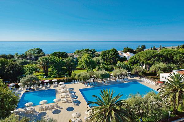 UNAHOTELS Naxos Beach Sicilia mit Swimmingpool und Blick auf das Meer