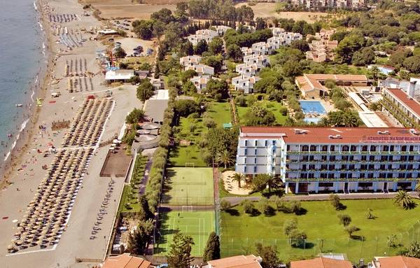 Luftaufnahme des UNAHOTELS Naxos Beach Sicilia mit Strand, Hotelanlage und Pools.