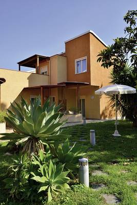 Außenansicht des UNAHOTELS Naxos Beach Sicilia Hotels mit Garten und Pflanzen