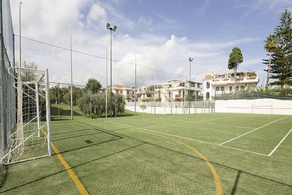 Tennisplatz im Freienbereich des UNAHOTELS Naxos Beach Sicilia Hotels.