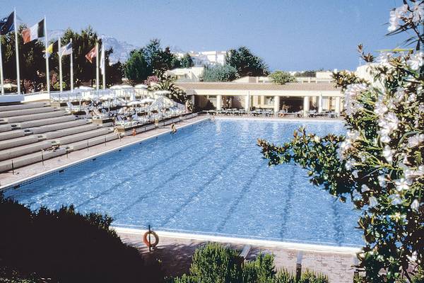 Außenpool des UNAHOTELS Naxos Beach Sicilia mit Sonnenliegen und Besuchern