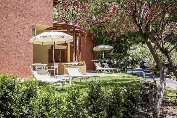 Terrasse des UNAHOTELS Naxos Beach Sicilia mit Liegen und Sonnenschirmen