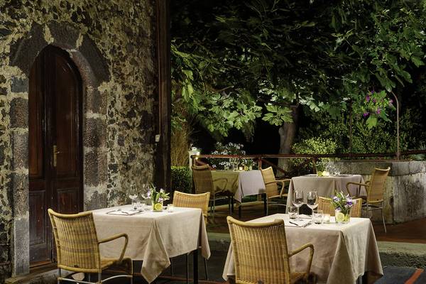 UNAHOTELS Naxos Beach Sicilia Außenbereich des Restaurants mit gedeckten Tischen im Freien